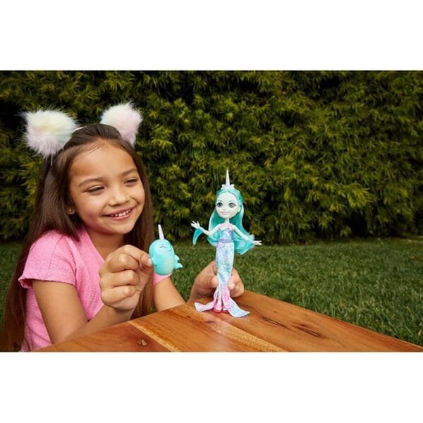 Papusa Enchantimals By Mattel Naddie Narwhal Cu Figurina Sword - Imagine 7