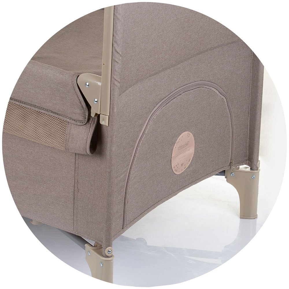 Patut pliabil Chipolino Relax macadamia linen cu laterala culisanta 8 Patut pliabil Chipolino Relax macadamia linen cu laterala culisanta - Image 7
