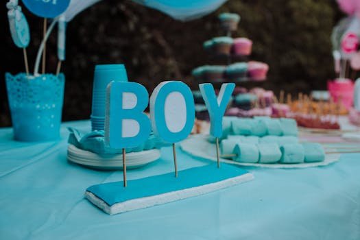 Ghid Complet pentru Alegerea Căruciorul Perfect în 2026 5 Blue-themed baby gender reveal party with decorations, indicating a boy. Festive atmosphere with sweets and decor.