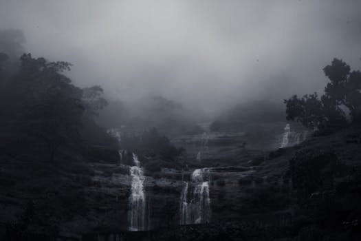 Grădiniță vs. Creșă: Ce Este Mai Bine Pentru Copilul Tău (0-6 Ani)? Comparație Detaliată 3 Mysterious waterfall shrouded in mist, creating a moody and serene landscape.