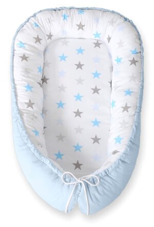 Cuibul de bebeluș cu două fețe Premium Cocoon pentru sugari BOBONO- stele gri-albăstrui/ albastru
