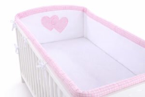 Protecție universală pentru pătuț XXL - Inimi roz în carouri
