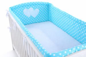 Bară universală pentru pătuț XXL - Inimioare cu puncte albe pe turcoaz