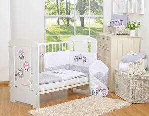 Set de lenjerie de pat pentru bebeluși 120x90 cm cu bară de protecție de 3 bucăți Grey Owls cu broderie gri și roz