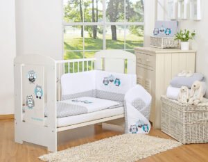 Set de lenjerie de pat pentru bebeluși 135x100 cm cu bară de protecție de 3 bucăți Grey Owls cu broderie gri și turcoaz