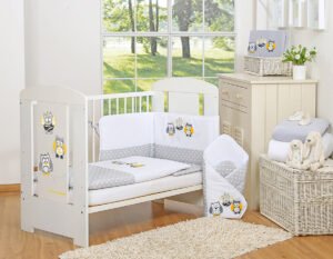 Set de lenjerie pentru bebeluși 135x100 cm cu bară de protecție de 3 bucăți Bufnițe gri cu broderii gri și galbene