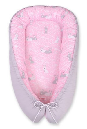 Cuibul de bebeluș cu două fețe Premium Cocoon pentru sugari BOBONO- iepuri roz/gri