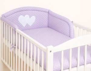 Bară de protecție universală pentru pătuț – Inimioare cu buline albe pe fond liliachiu
