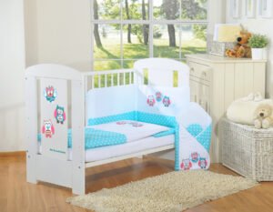 Set de lenjerie de pat pentru bebeluși 135x100 cm cu bară de protecție de 3 bucăți Bufnițe turcoaz cu broderie roz și turcoaz